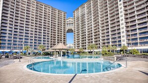 Une grande piscine intérieure entourée d’immeubles d’habitation de grande hauteur.
