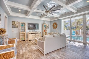 Smart TV - Hello Sunshine Luxury Beach Home in N.Beach Resort (North Myrtle Beach)