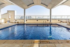 Outdoor pool - Waves - Cozy, Fully Furnished Studio in Dubai Sports City (Dubai)