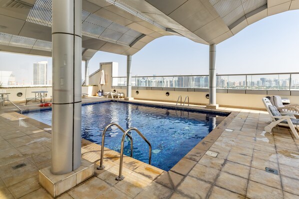 Outdoor pool - Waves - Cozy, Fully Furnished Studio in Dubai Sports City (Dubai)