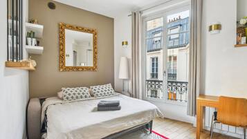 1 slaapkamer, een strijkplank/strijkijzer, wifi, beddengoed