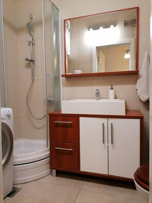 Haartrockner, Handtücher, Seife, Toilettenpapier