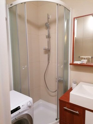 Sèche-cheveux, serviettes fournies, savon, papier toilette