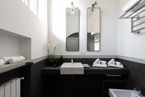 Douche, sèche-cheveux, serviettes fournies