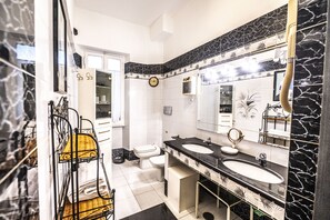 Douche, sèche-cheveux, serviettes fournies