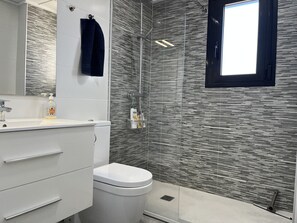 Shower, towels - Luxury Three Bedroom Villa with Private pool and rooftop Solarium (San Pedro del Pinatar)