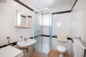 Douche, serviettes fournies