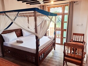 Bureau, espace de travail pour ordinateur portable, Wi-Fi gratuit