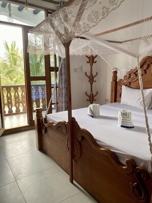 Habitación Deluxe, 1 cama King size, vista a la alberca | Escritorio, espacio para trabajar con laptop y wifi gratis 