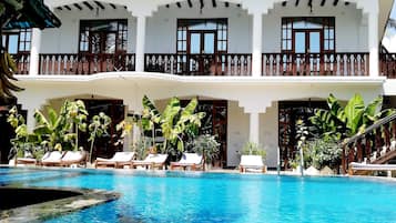 Traditional Room, 1 King Bed | Infinity pool | Outdoor pool