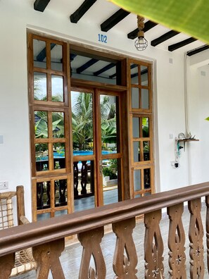 Escritorio, espacio para trabajar con laptop y wifi gratis 