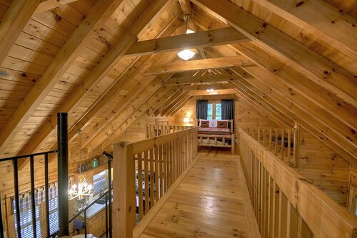 Whispering Winds: Pet-friendly sanctuary with hot tub, firepit, WiFi, spacious deck, just 10 minutes from downtown Blue Ridge