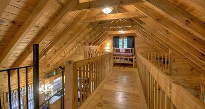 Whispering Winds: Pet-friendly sanctuary with hot tub, firepit, WiFi, spacious deck, just 10 minutes from downtown Blue Ridge