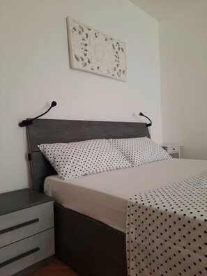 1 Schlafzimmer, Schreibtisch, Bügeleisen/Bügelbrett, Reisekinderbett