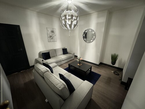 Stunning 4-bed House in Leeds Close to Center