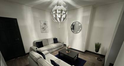 Stunning 4-bed House in Leeds Close to Center