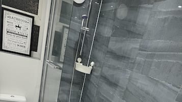 House | Bathroom | Combined shower/bathtub, deep-soaking bathtub, hair dryer, towels