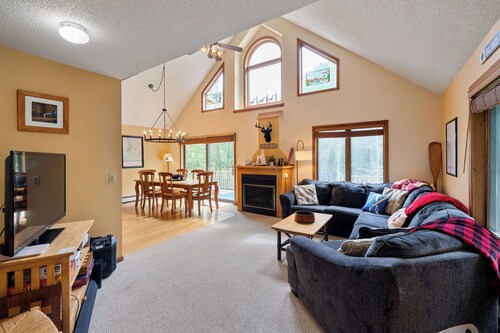 3BR Lake & Slope Retreat: Near Okemo w/  Hot Tub