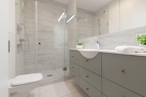 Dusche, Haartrockner, Shampoo