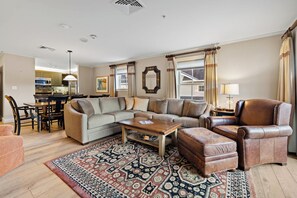 Televisión, chimenea y oficina 