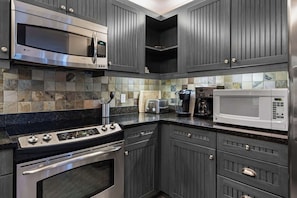 Fridge, microwave, oven, stovetop - Mountain Vista 3-BR Haven at Jackson Gore Resort (Ludlow)