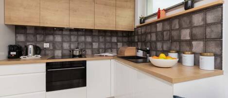 Fridge, oven, stovetop, dishwasher