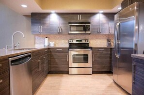 冰箱、  微波炉、烤箱、炉灶