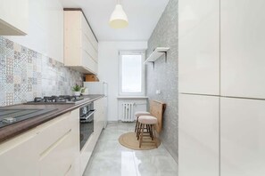 Fridge, oven, stovetop, cookware/dishes/utensils