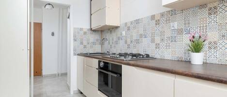 冷蔵庫、オーブン、コンロ、調理器具と食器