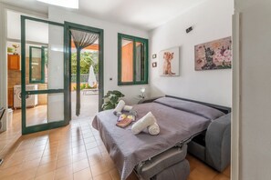 Family House, Multiple Bedrooms (Villetta Tamari 300 meters from the) | 2 bedrooms, free WiFi, bed sheets
