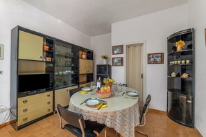 Family House, Multiple Bedrooms (Villetta Tamari 300 meters from the) | Dining - Villetta Tamari 300 meters from the sea (Melendugno)