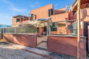 Family House, Multiple Bedrooms (Villetta Tamari 300 meters from the) | Terrace/patio - Villetta Tamari 300 meters from the sea (Melendugno)