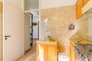 Family House, Multiple Bedrooms (Villetta Tamari 300 meters from the) | Private kitchen | Fridge, microwave, oven, stovetop - Villetta Tamari 300 meters from the sea (Melendugno)
