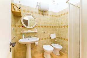 Douche, sèche-cheveux, bidet, serviettes fournies