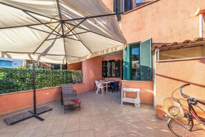 Familienhaus, Mehrere Schlafzimmer (Villetta Tamari 300 meters from the) | Speisen im Freien
