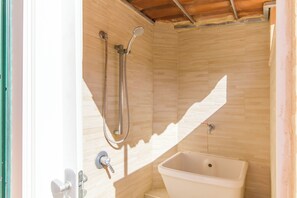 Family House, Multiple Bedrooms (Villetta Tamari 300 meters from the) | Bathroom