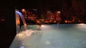 Piscine extérieure, parasols de plage
