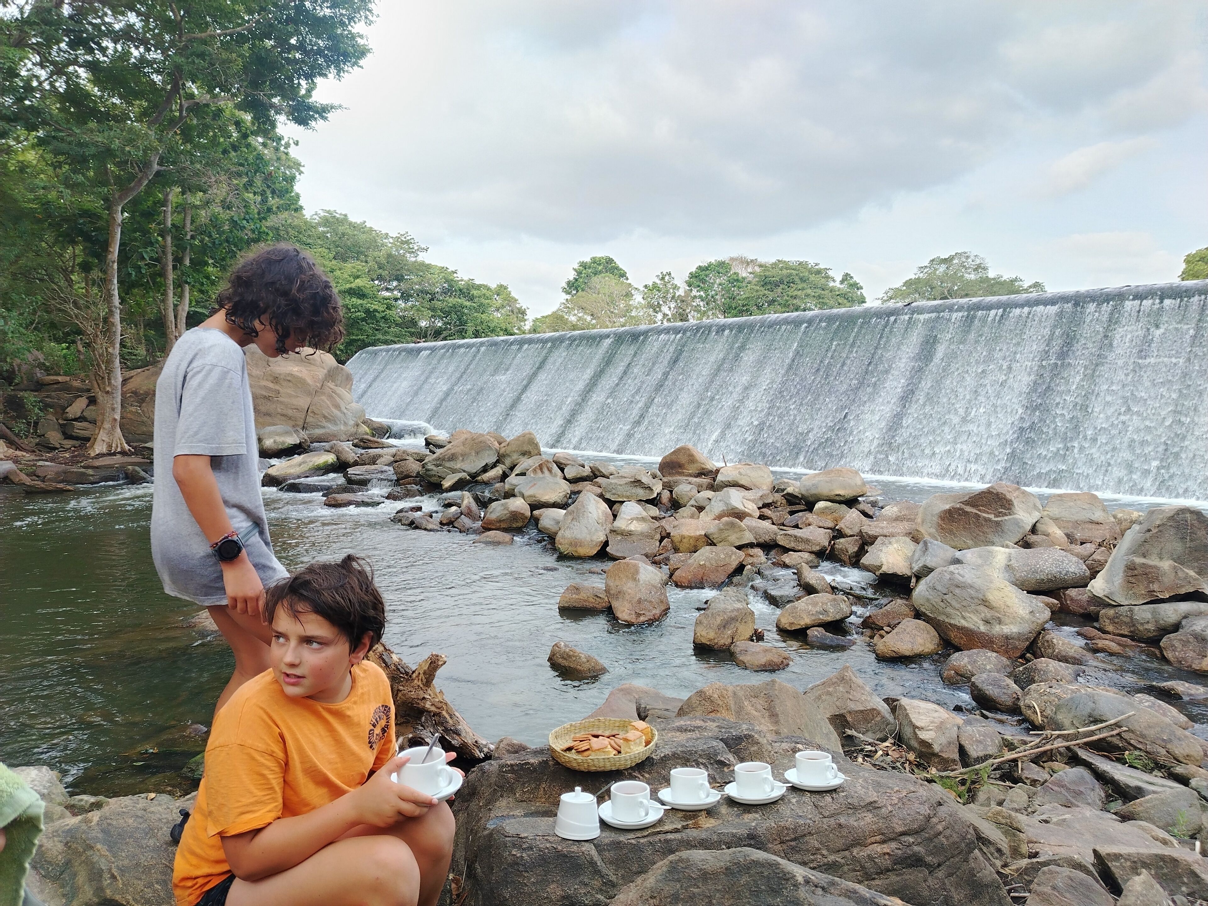 Un cadre naturel avec une cascade et des rochers.
