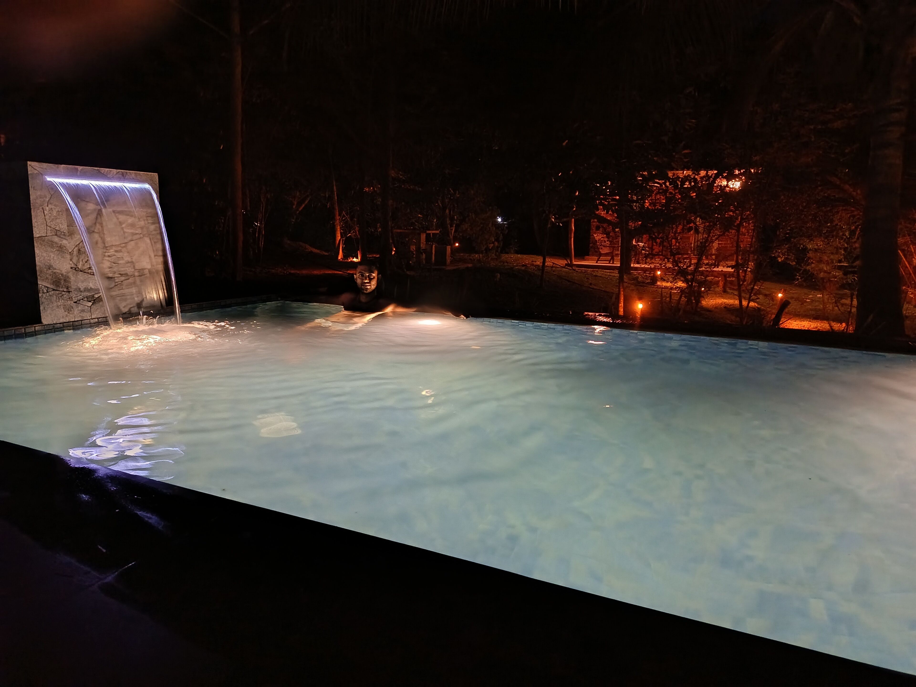 Piscina externa, guarda-sóis