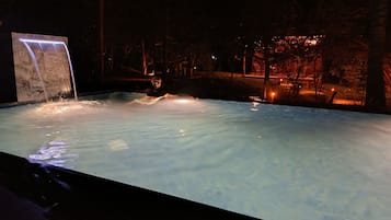 Piscina externa, guarda-sóis