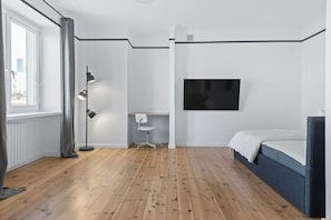 Comfort Studio Suite | Living area | 37-inch flat-screen TV with digital channels - RentPlanet - Apartament Ogrodowa (Warsaw)