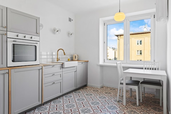 Comfort Studio Suite | Private kitchenette | Fridge, oven, stovetop, dishwasher