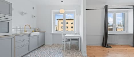 Suite monolocale Comfort | Area soggiorno | TV a schermo piatto 37 pollici con canali digitali