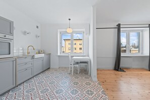 Comfort Studio Suite | Living area | 37-inch flat-screen TV with digital channels - RentPlanet - Apartament Ogrodowa (Warsaw)