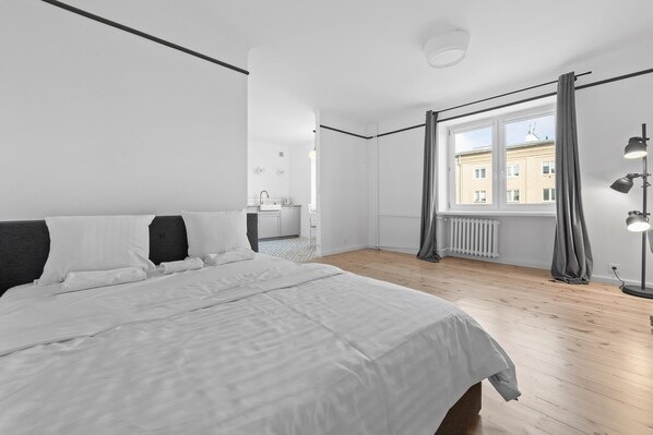 Comfort Studio Suite | Living area | 37-inch flat-screen TV with digital channels - RentPlanet - Apartament Ogrodowa (Warsaw)