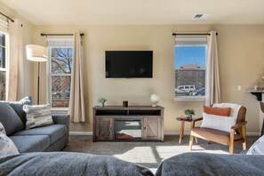 TV, fireplace