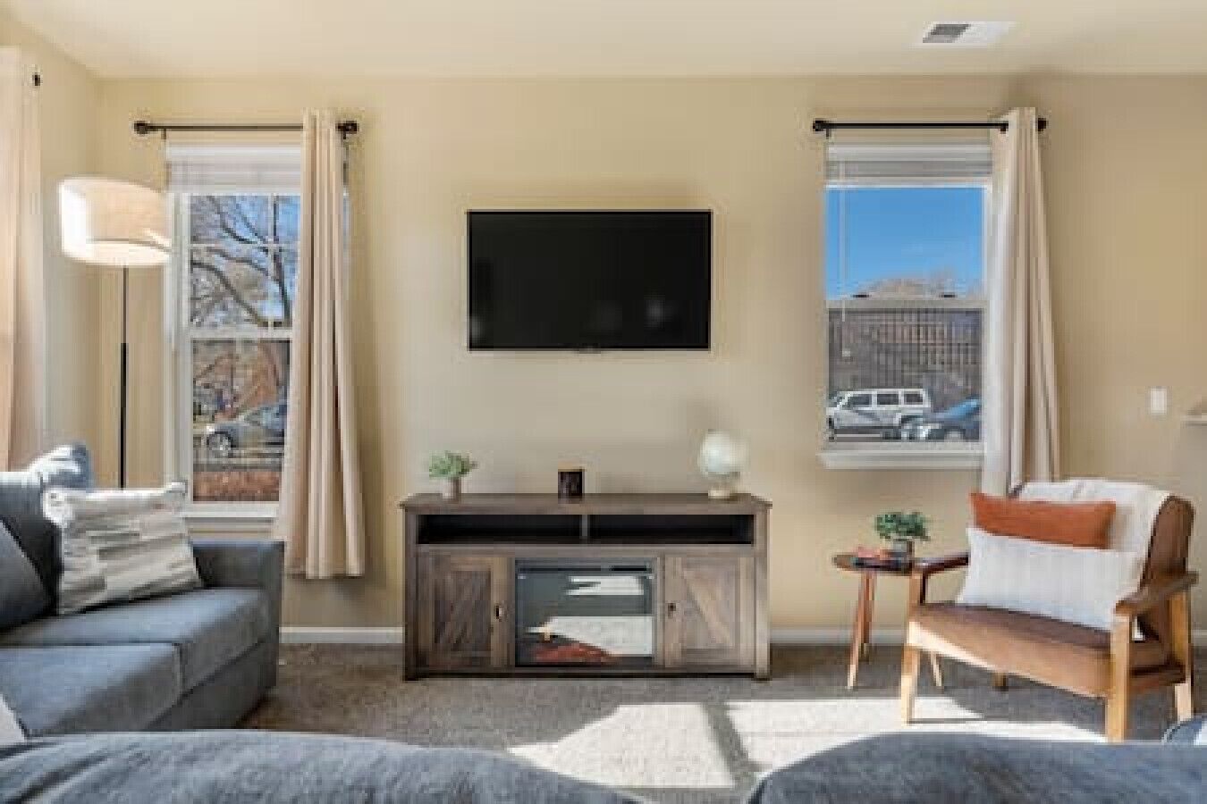 Een televisie en een open haard