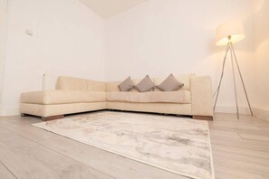 Apartment | Living area - Beautiful 2-bed Haven In Chelsea (London)