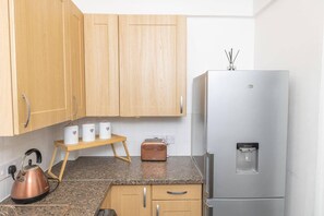 Apartment | Private kitchen | Fridge, microwave, oven, stovetop - Beautiful 2-bed Haven In Chelsea (London)