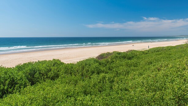 A beach with a clear view of the ocean and a sandy shore. - Byron's Beach House Mylestom
Entire home in Mylestom, Australia (Mylestom)